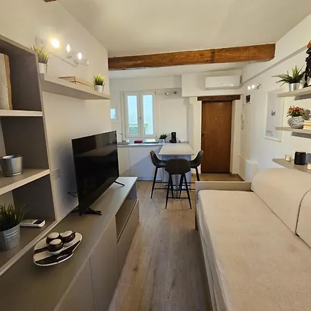 Elegant And Beautiful In The Heart Of Apartment Modena