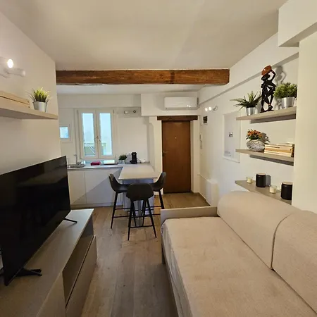 Elegant And Beautiful In The Heart Of * Modena