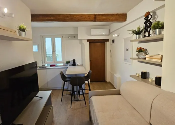 Elegant And Beautiful In The Heart Of * Modena